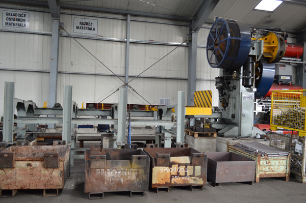 Q42-350 round bar cutting machine line in Slovenia