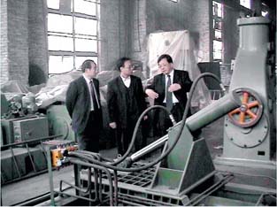 South Korean metal chips baling press cusomer visit our company South Korean metal chips baling press cusomer visit our company