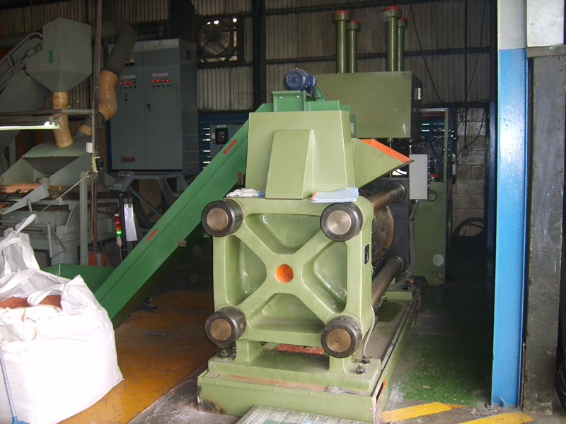 Y83-300 copper chips recycling briquetting press in Indonesia