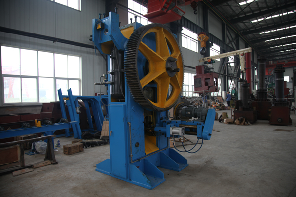 Q42-350 round bar shearing machine line in Croatia